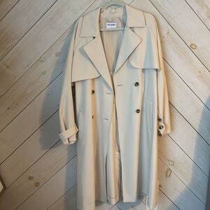 Like New Old Navy Cream Trench Coat. 

P2P 26 in
Length 45 in